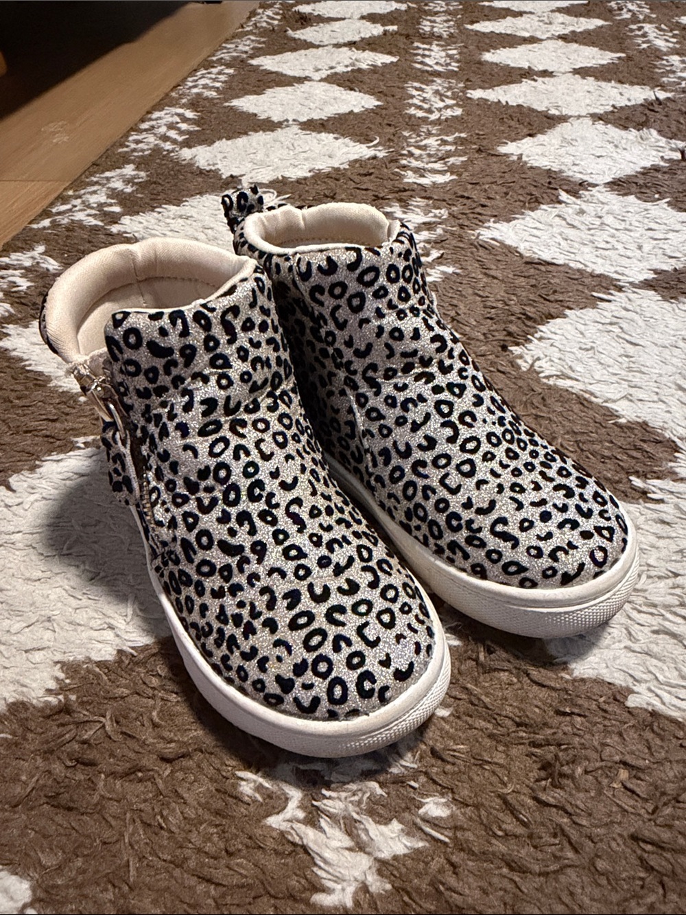 cupcakes & cashmere Kids Leopard-Print Ankle Sneakers in Silver and Black